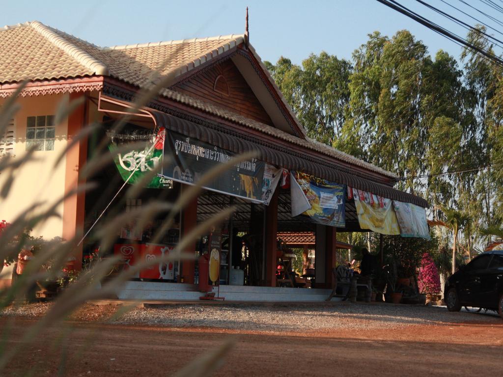 Готель Khum Tewa Sakonnakhon Саконнакхон Екстер'єр фото